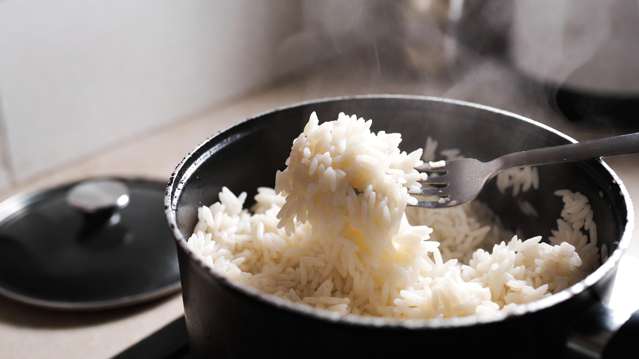 Perfect Fluffy Rice (Stovetop Method + Fixes for Common Problems)