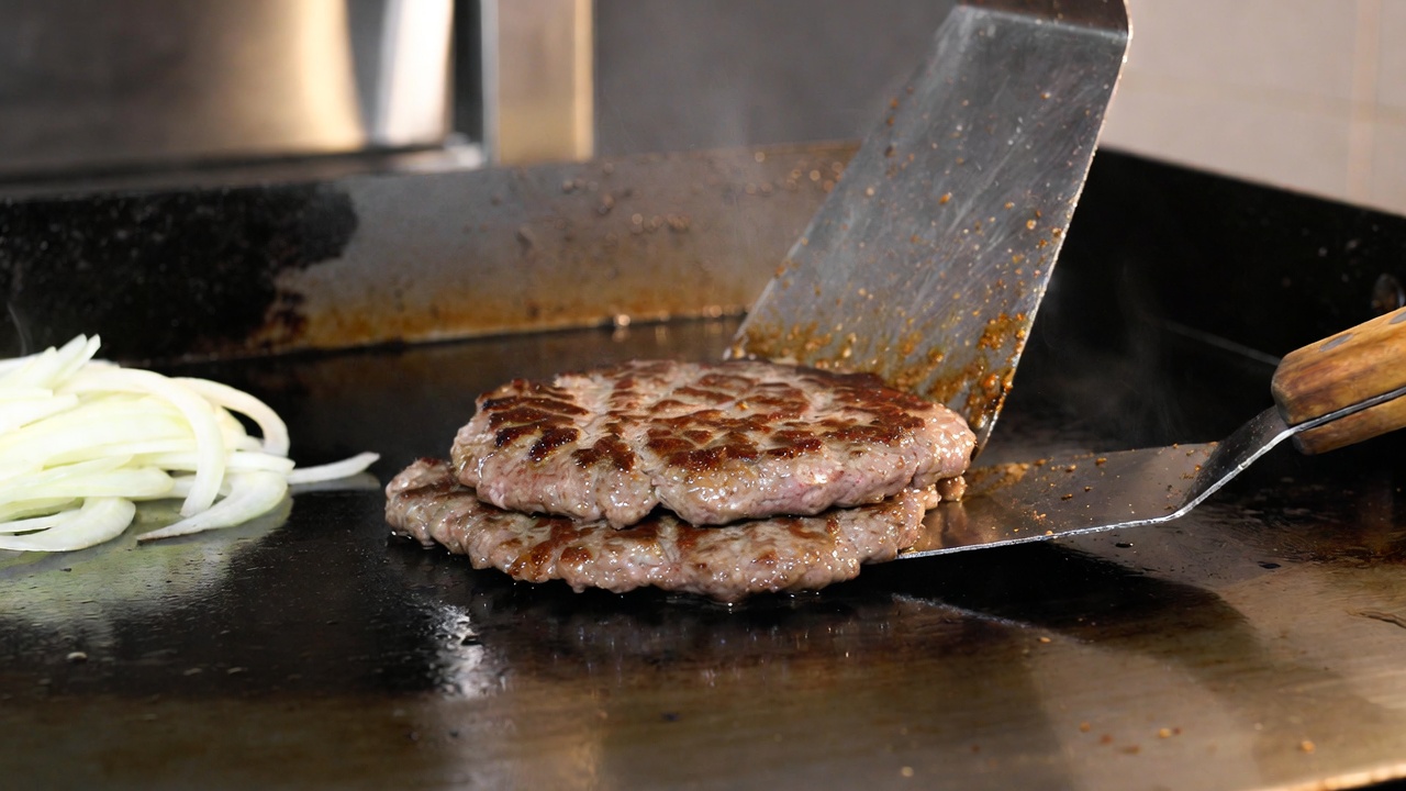 Smash Burger at Home (Crispy Edges, Juicy Center)